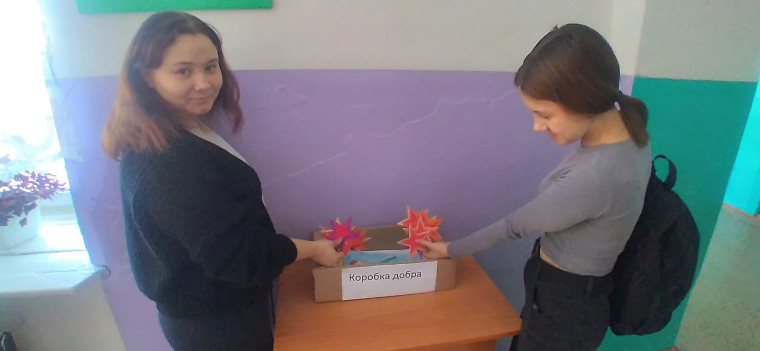 Участники из волонтерского отряда "Позитив" изготовили броши в виде звезд для участников СВО..